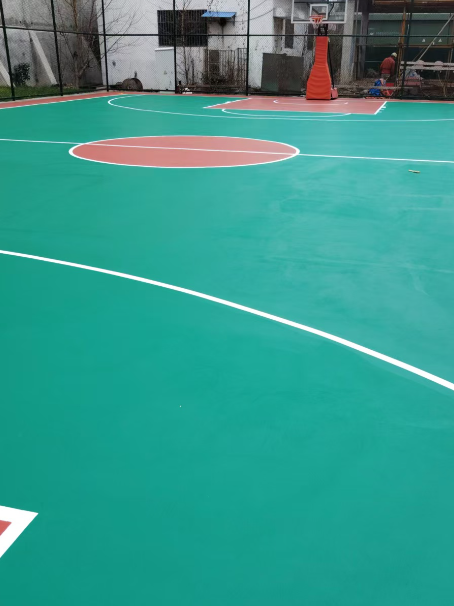 钦北 球场长期使用易出现地面开裂